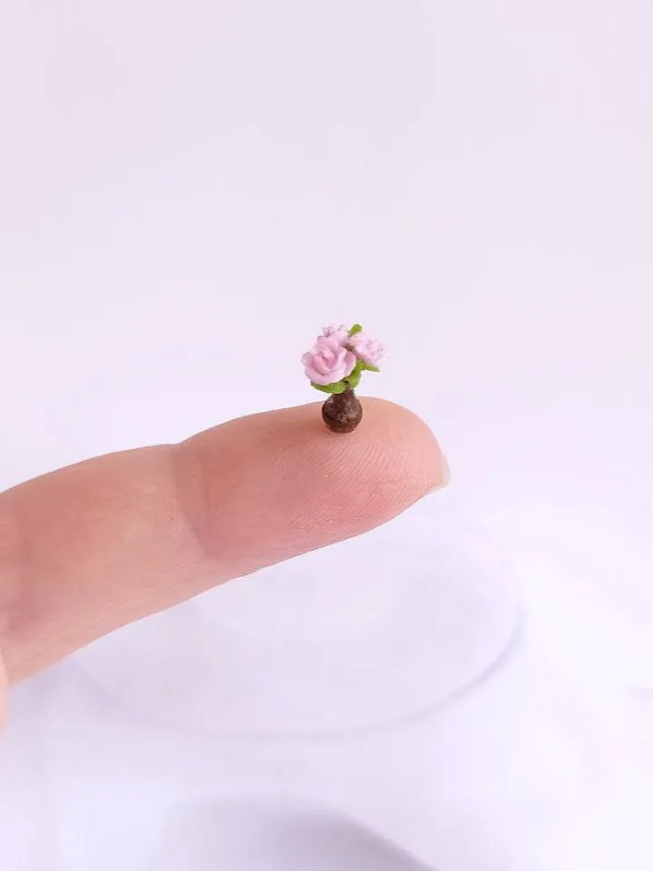 Miniature: three pink roses in a vase for a dollhouse in 1/48 and 1/24 scale