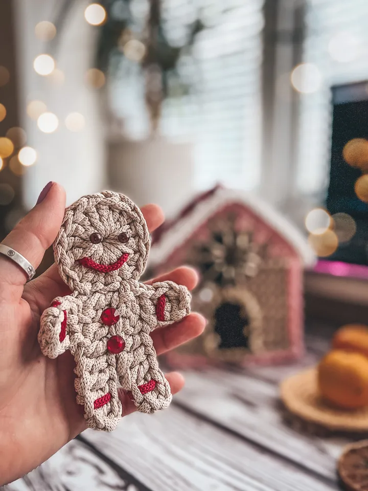 Gingerbread man ornament free crochet pattern PDF, Christmas tree decorations, hanging decoration digital instant download