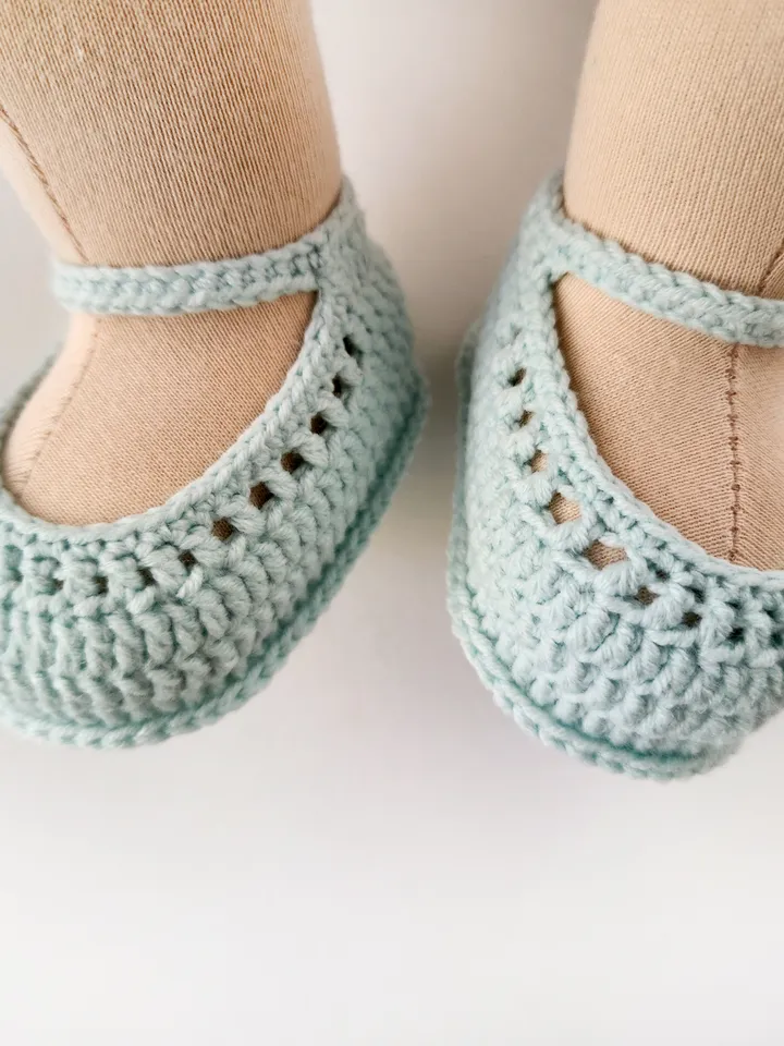 DIY Crochet booties for Waldorf dolls. 3 sizes. PDF crochet patterns and tutorials.