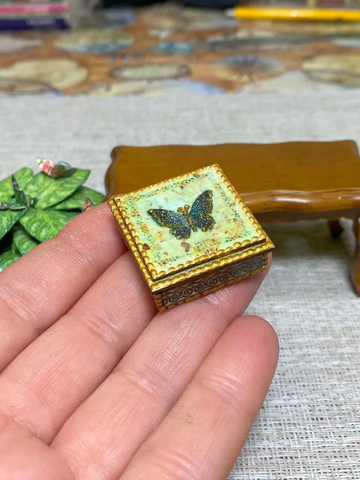 Tutorial. 1:6 and 1:12. Box for a doll house. Miniature doll house.