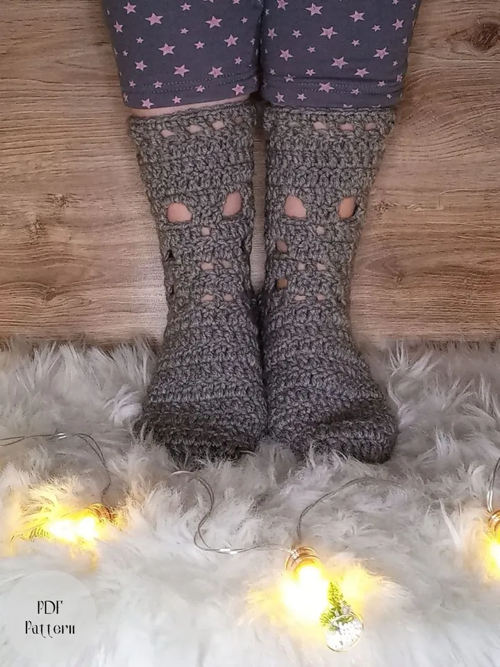 Crochet socks pattern, House slippers with skulls, PDF Pattern warm socks, Wool women's slippers