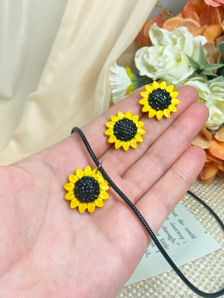 Bright set of jewelry with sunflowers.