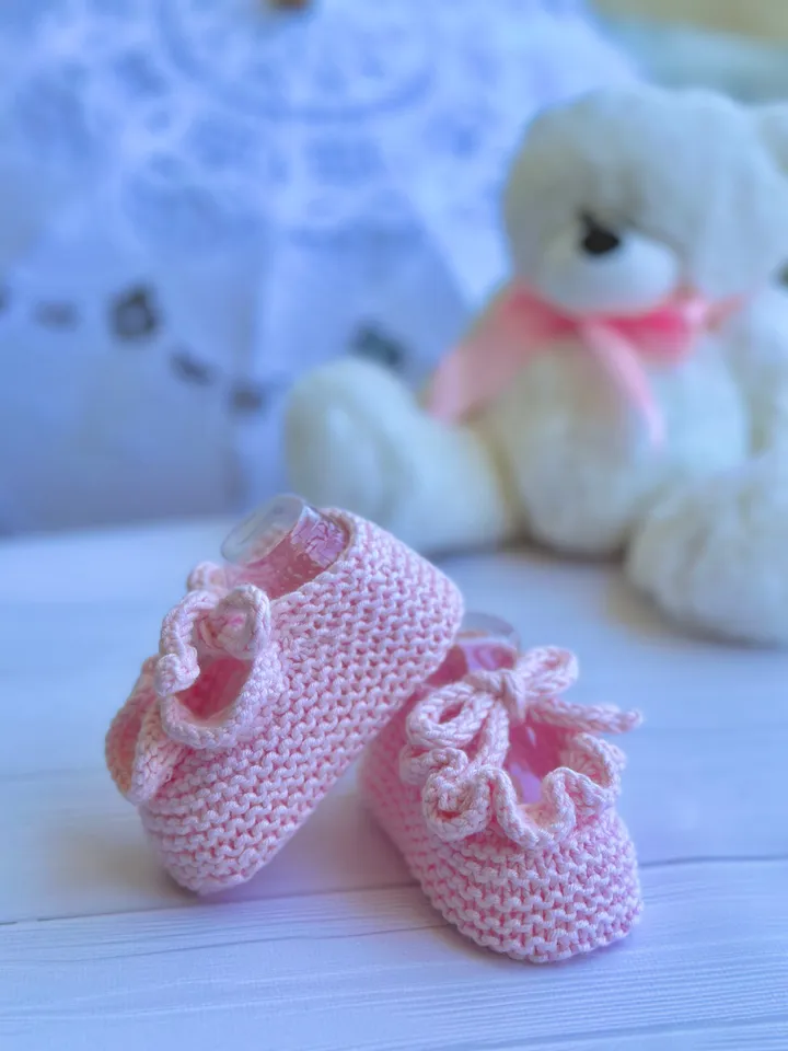 Cute PDF Newborn Booties with a Ruffle Seamless Knitting Pattern – Comfort for Your Newborn Tiny Feet with video ENG