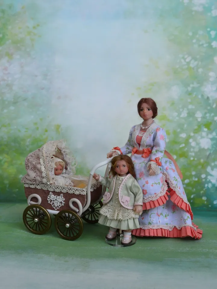Miniature lady doll for Victorian dollhouse in 1/12 scale.