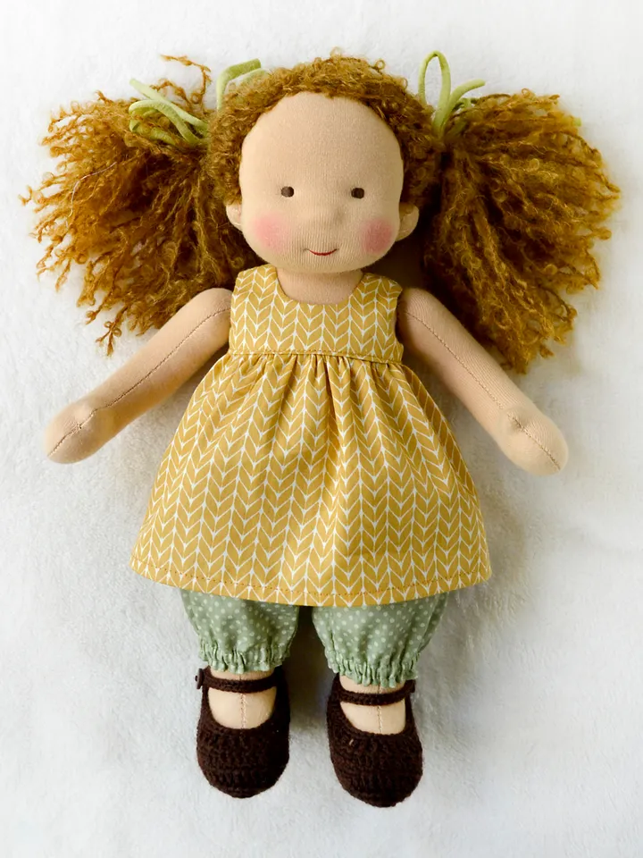 DIY clothes set for a Waldorf doll 11 inch (28 cm) tall. PDF sewing patterns and tutorials.