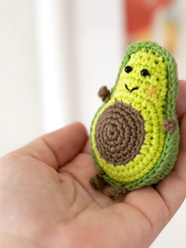 Avocado keychain, crochet toy, cute avocado amigurumi, gift for vegan, keyrings