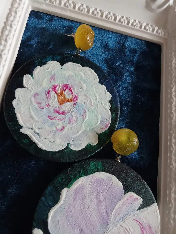 "White peony" earrings