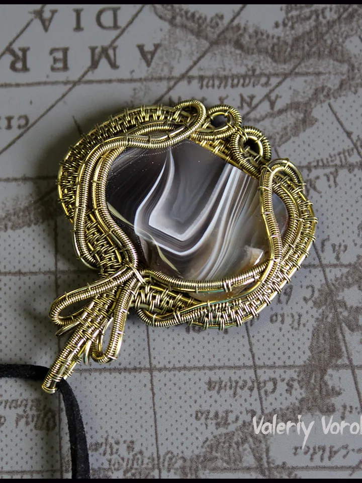 Handmade pendant made of brass wire and natural agate.