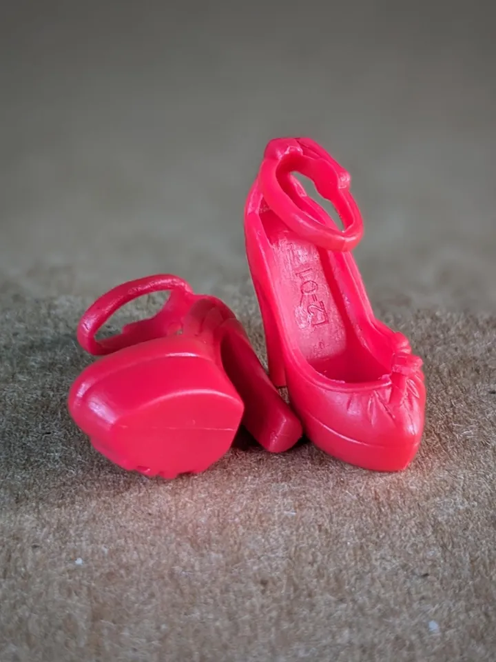 Red high heel buckle shoes for 1/6 scale female dolls