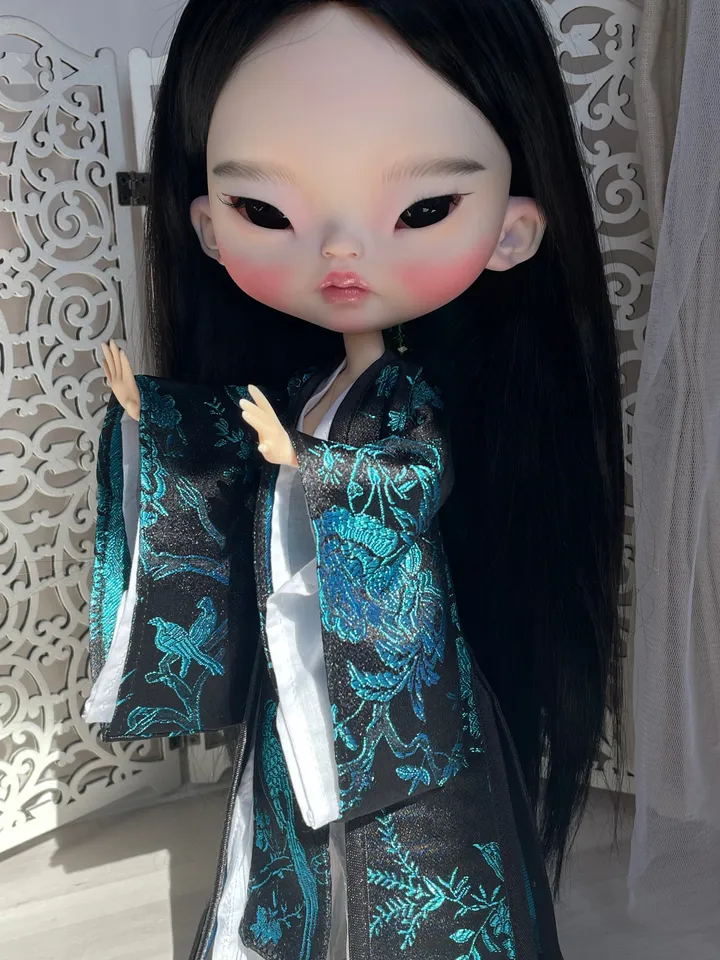 Blythe doll Asian with black hair