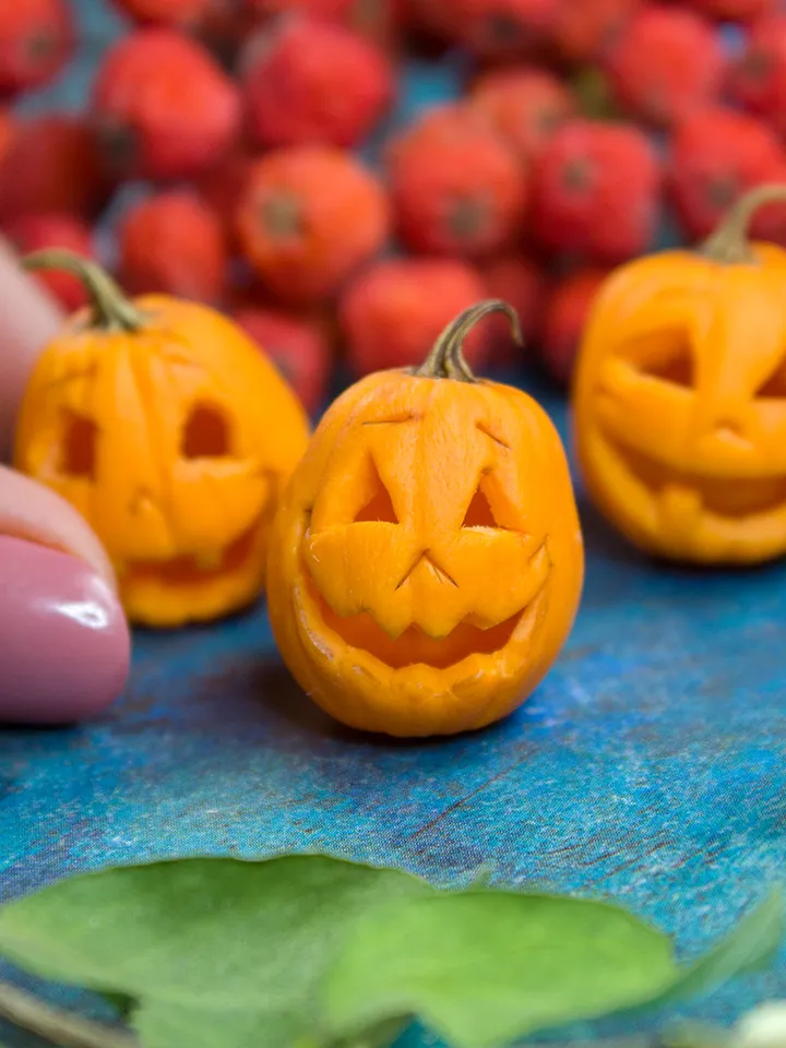TUTORIAL Miniature Halloween pumpkins with polymer clay