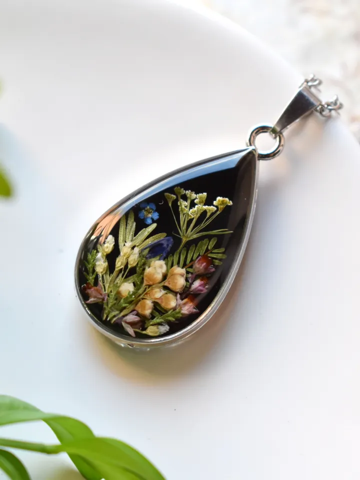 Pressed flowers Necklace. Real flower necklace. Botanical flower necklace.