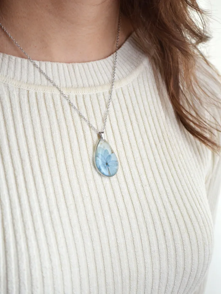 Hydrangea Necklace. Hydrangea pendant in resin. Pendant with real hydrangea.