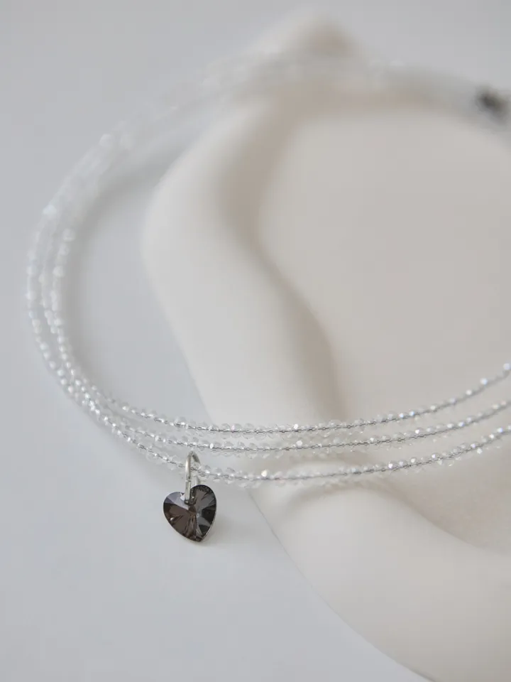 Three-turn choker made of glass beads