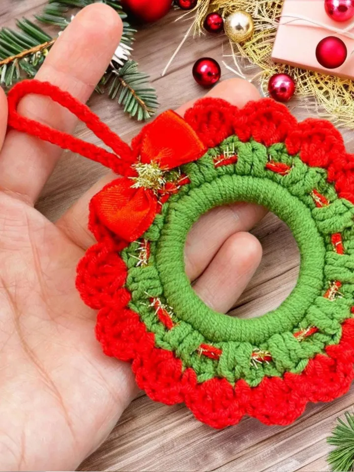 Christmas Crochet Wreath Ornament PDF Pattern – Easy DIY Holiday Decoration, Red & White Crochet Wreath with Pearls and Bow