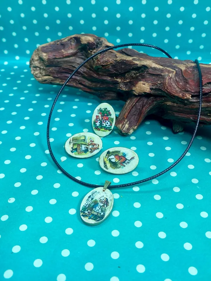 Handmade jewelry set.