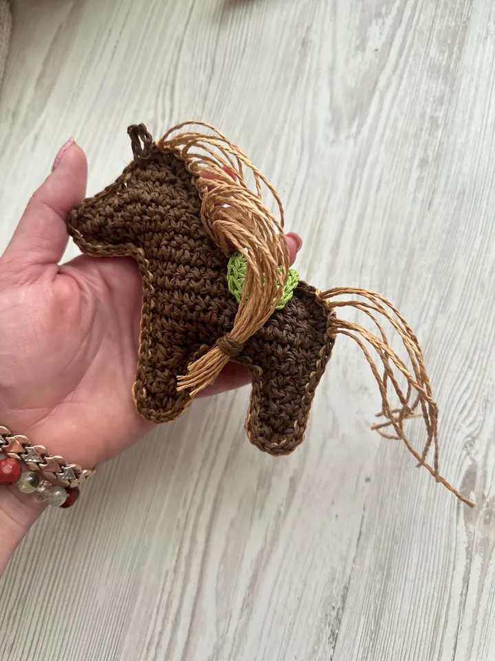 Beaded horse Keychain with Metal Chain – Stylish Bag or Key Accessory, crochet pony
