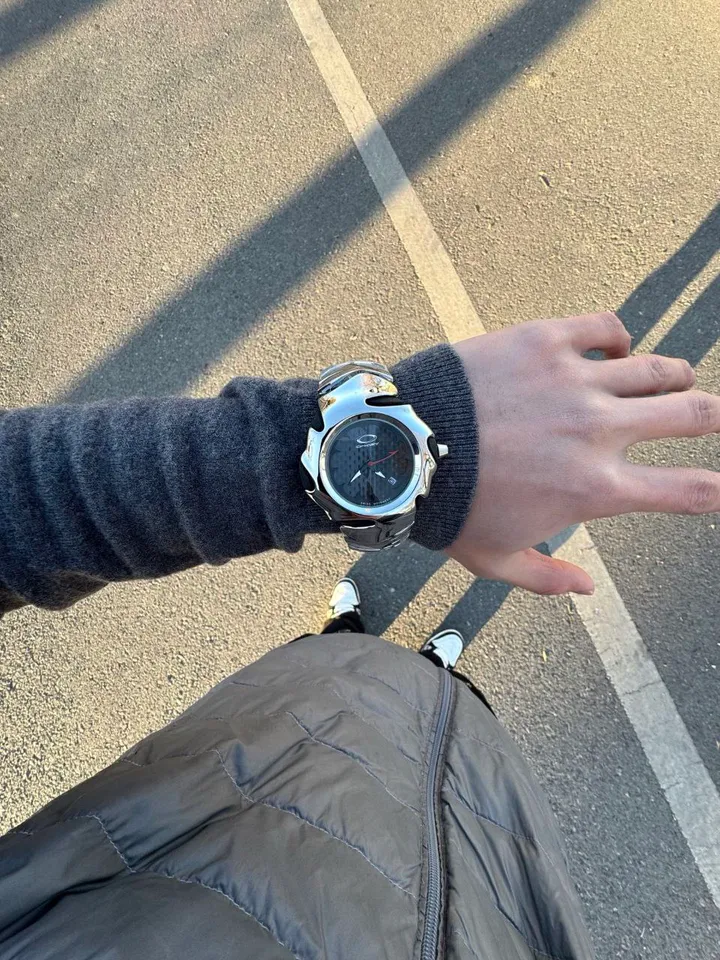 Oakley Y2K vintage watch: glossy case and stylish black dial