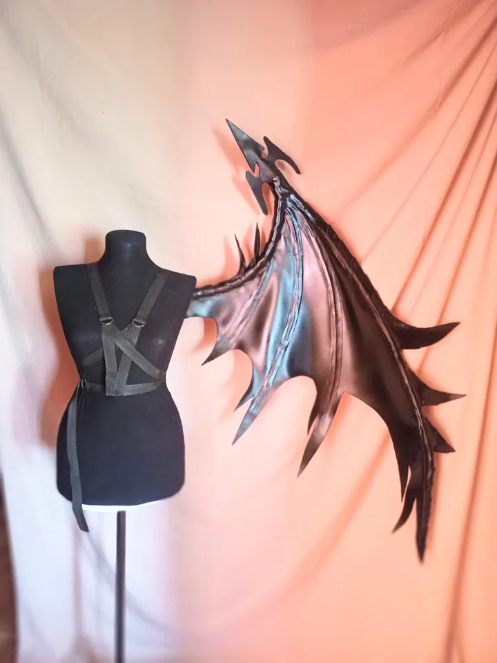 Cloud Strife cosplay, one wing, final fantasy game character cosplay, black wings,cloud strife wing