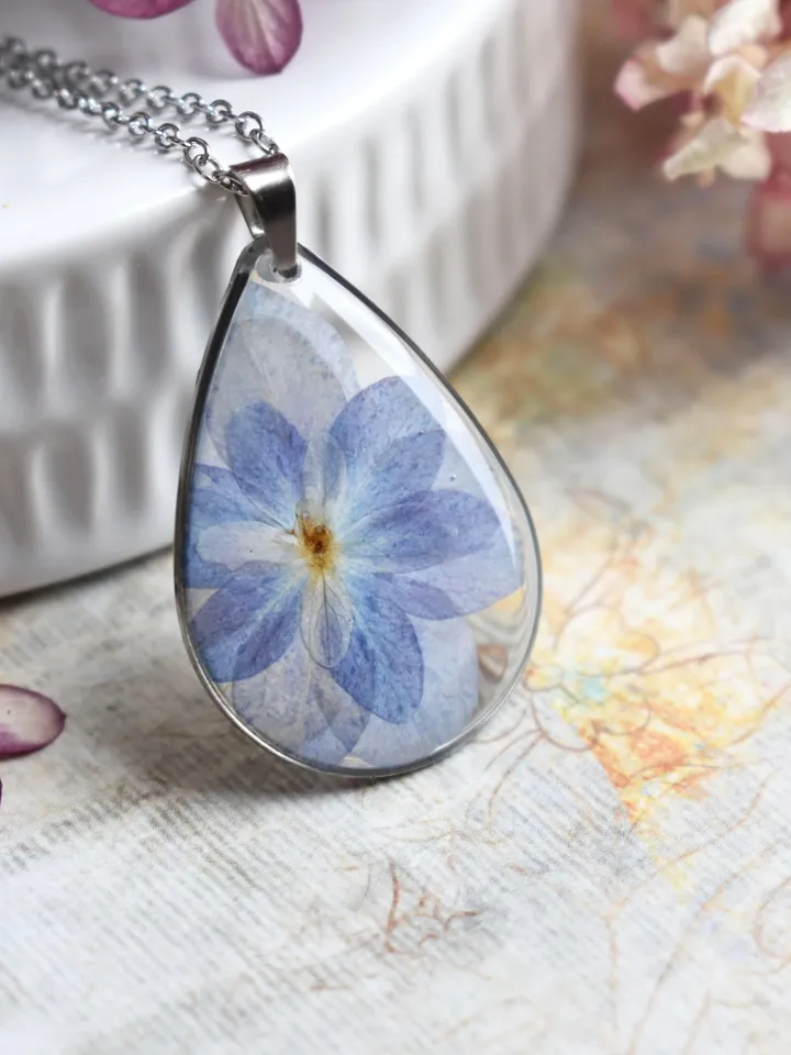 Hydrangea Necklace. Hydrangea pendant in resin. Pendant with real hydrangea.