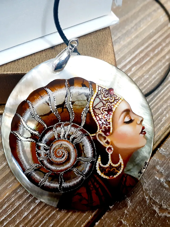Nacre set necklace pendant and pearl earrings "Queen Ammonite". Mother-of-pearl. Hand-painted on shell. Hand painted miniature Jewelry