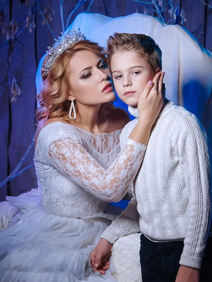 Wedding crown, white crown,Pearl crown, Wedding tiara, wedding headpiece, snowflake crown, snow queen crown,Bride Crown