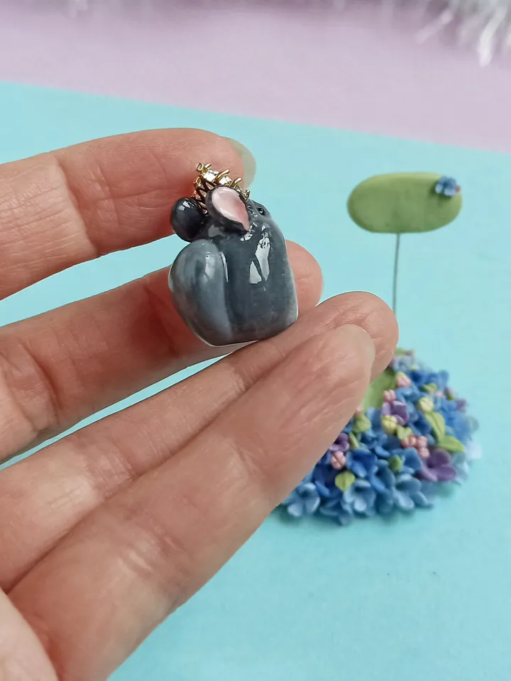 a tiny chinchilla figurine on the blue flower base with nameplate (US discount)