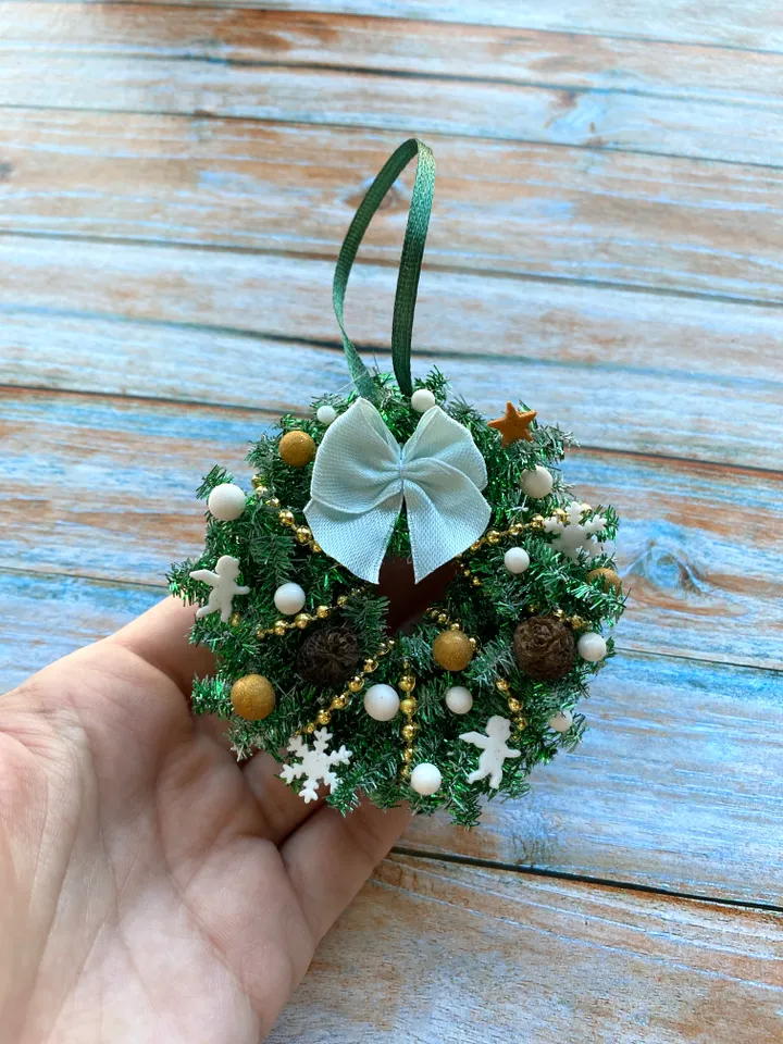 Miniature Christmas Wreath with polymer clay for Dollhouse Tree