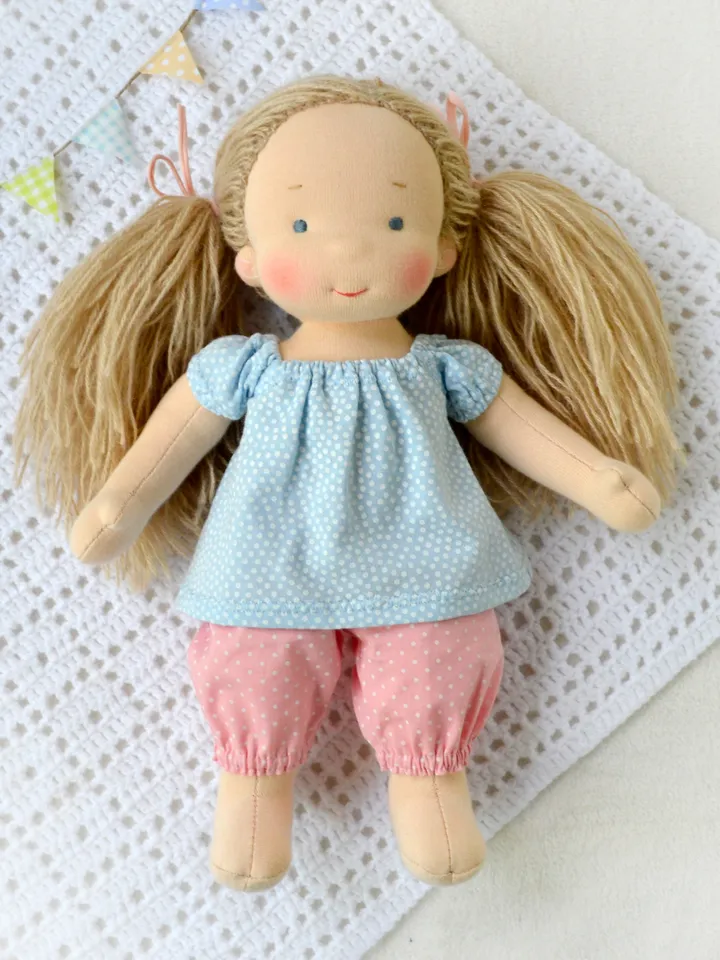 DIY clothes set for a Waldorf doll 11 inch (28 cm) tall. PDF sewing patterns and tutorials.