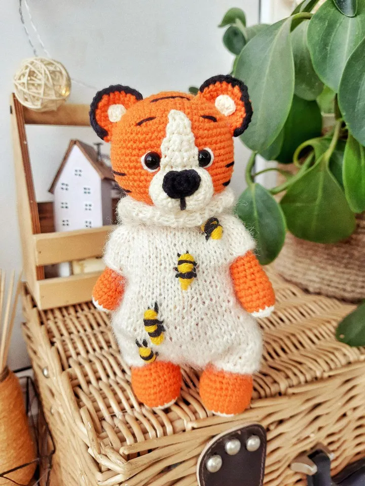 Amigurumi tiger crochet pattern. PLush tiger crochet PDF tutorial. Stuffed crochet tiger with knitting clothes