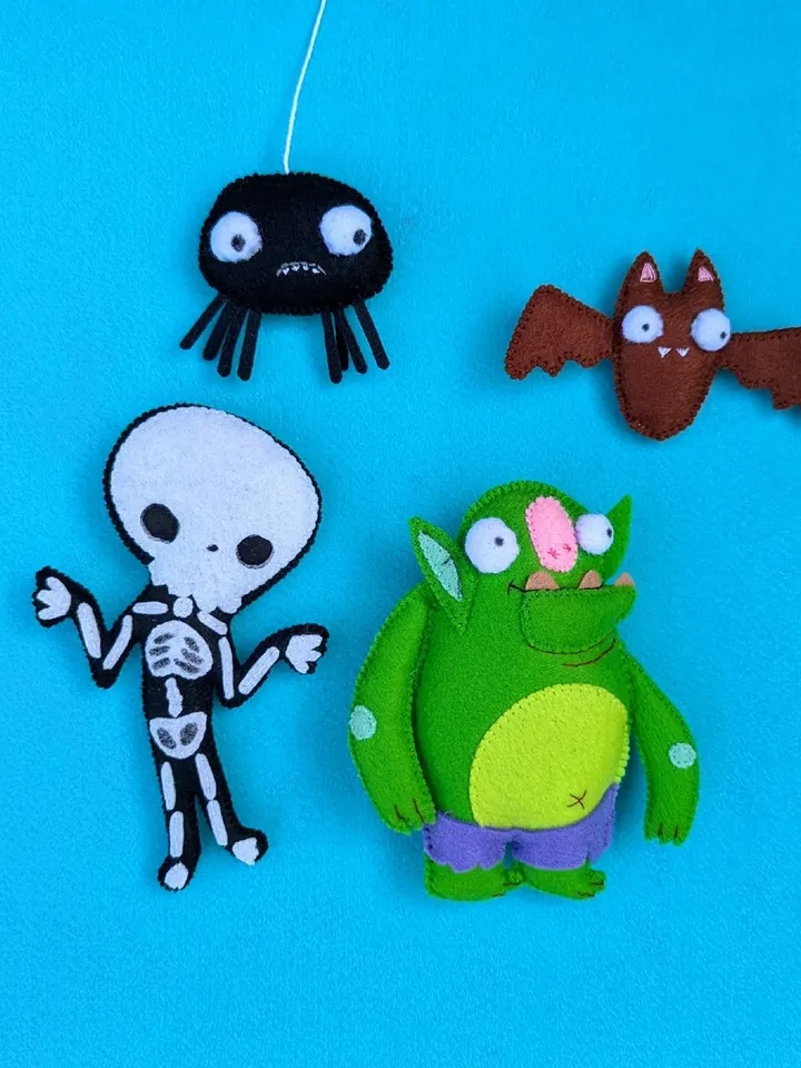 Go Away, Spooky Goblin! & Vete,Duende Espeluznante | Kid Song | Super Simple Songs| Monsters, Bat, Spider, Skeleton Toys| Toy felt kids