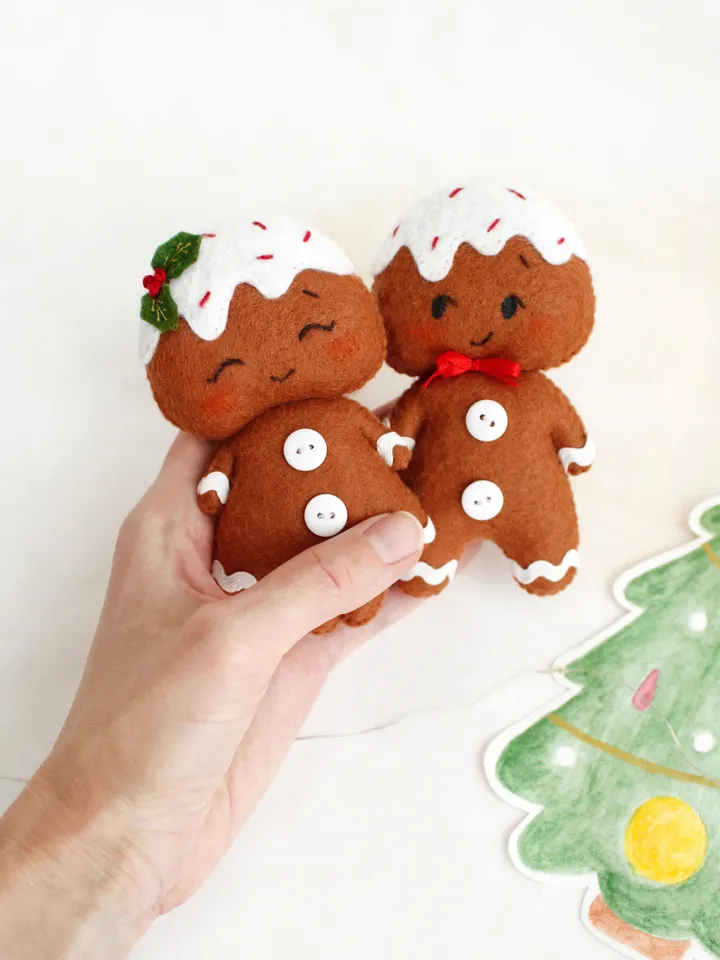 Felt gingerbread house hand sewing PDF tutorial with patterns. Christmas tree ornament. Soft toy pattern