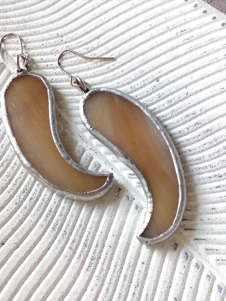 Beige wavy earring, glass earrings, simple stained glass, curle earrings, kawaii earrings, Dangle earrings