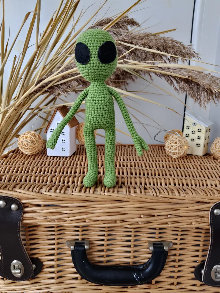 Green alien doll, Alien Shaped Plush Toy, Soft Cartoon Stuffed Doll For Kids.