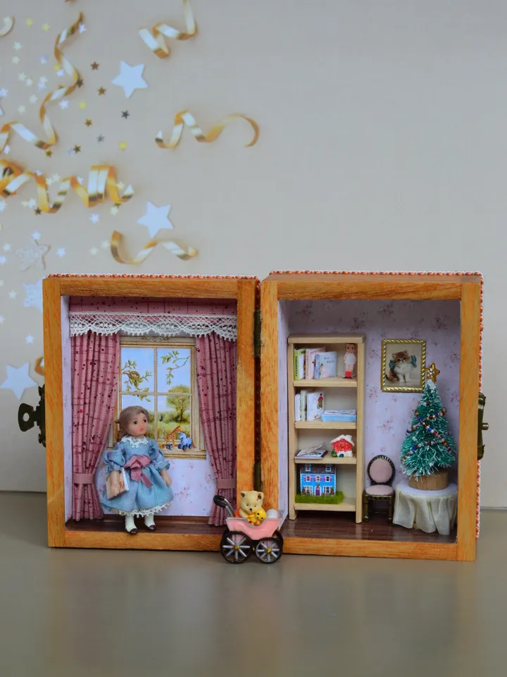 Miniature doll in 24th scale. Tiny doll with accessories in a wooden casket at a scale of 1:24.