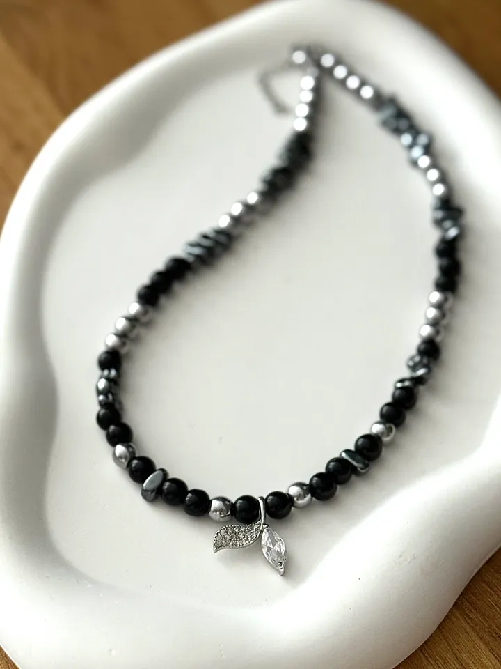 Choker made of onyx and hematite