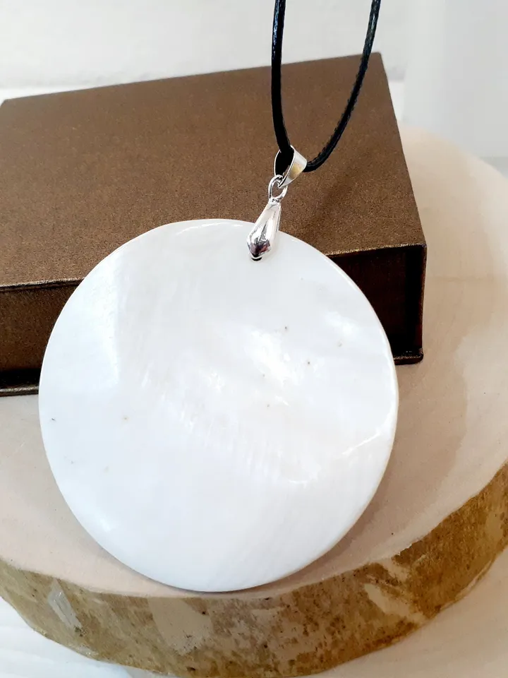 Endangered Elegance: Exquisite Mother-of-Pearl Pendant Depicting Majestic White Tiger - Symbol of Strength, Ethereal Grace, and Beauty