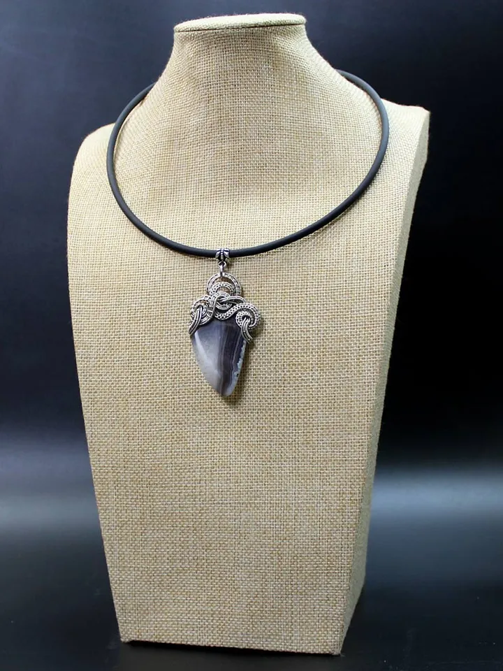 Handmade pendant made of nisilber wire and natural agate.