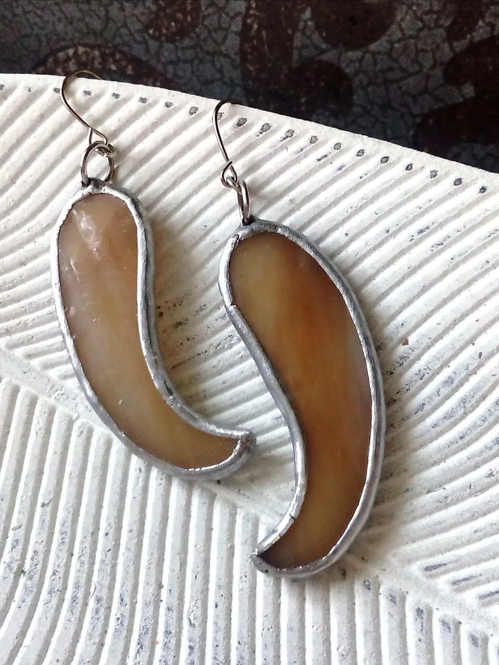 Beige wavy earring, glass earrings, simple stained glass, curle earrings, kawaii earrings, Dangle earrings