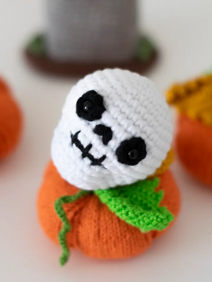 Knitted stuffed skull, handmade miniature monster toy, skeleton toy, Halloween sign, Halloween party, graveyard decor