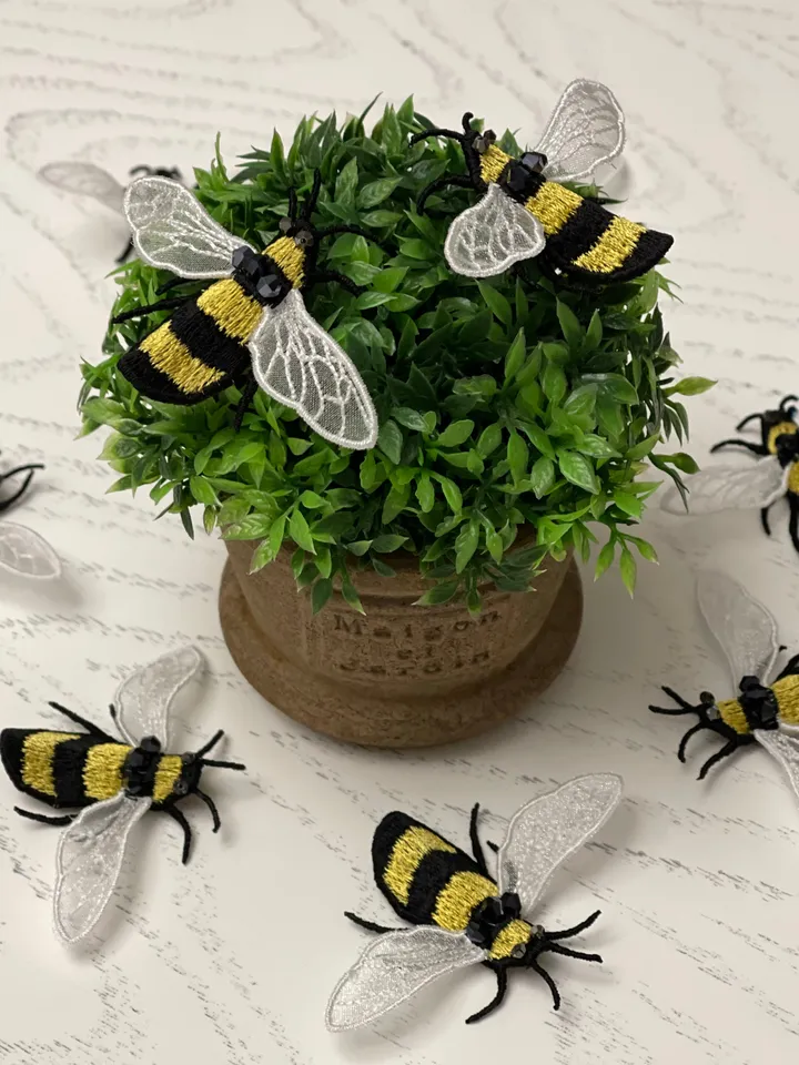 Bee brooch FSL Machine embroidery design Digital embroidery pattern Free standing lace Bee embroidery 3D motif