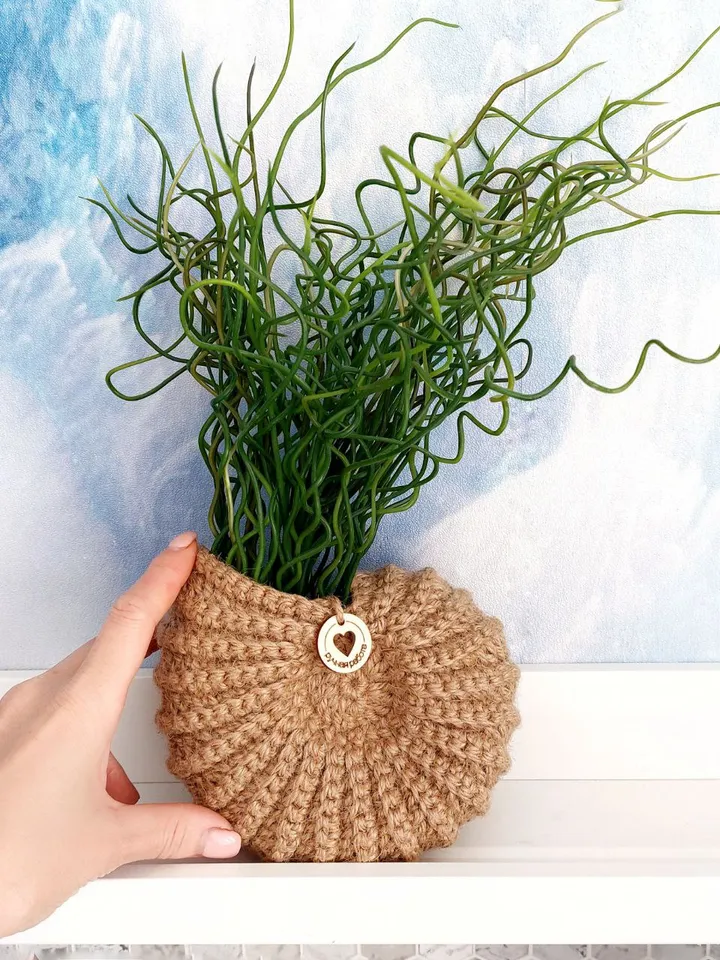 Hanging basket in the shape of an ammonite shell.
Handmade crocheted sea shell made of jute.
Eco-friendly marine-style decor. Use the basket as a planter for small flowers, an organizer for cosmetics, combs and other items.