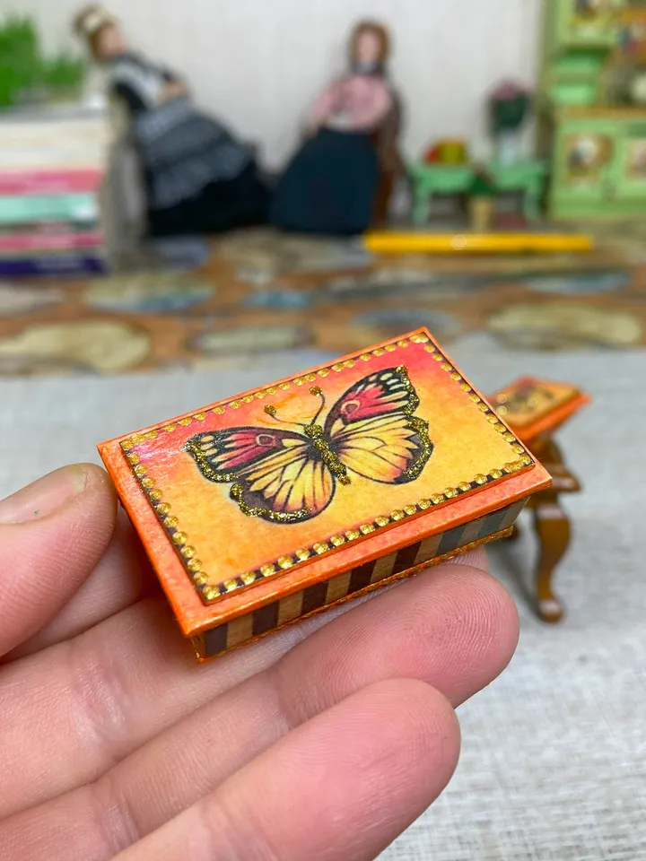 A set of boxes for a doll's house. 1:12.Dollhouse miniature. Accessories for the doll.