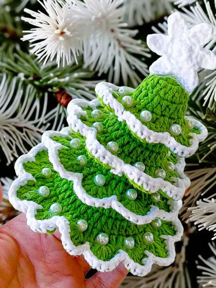 Crochet Christmas Tree Pattern, Beginner-Friendly Amigurumi Decor for DIY Holiday Decorations and Festive Gift Ideas