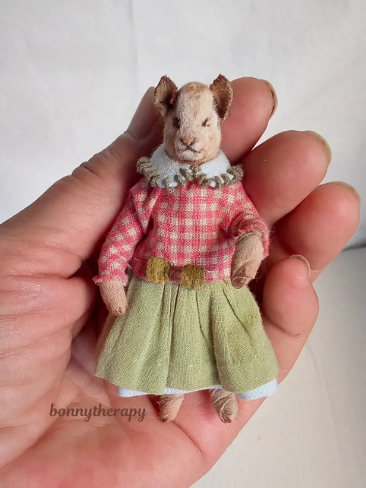 Miniature pussy cat figurine, 8.5 cm (3.2 inches ) high, can be a small gift.