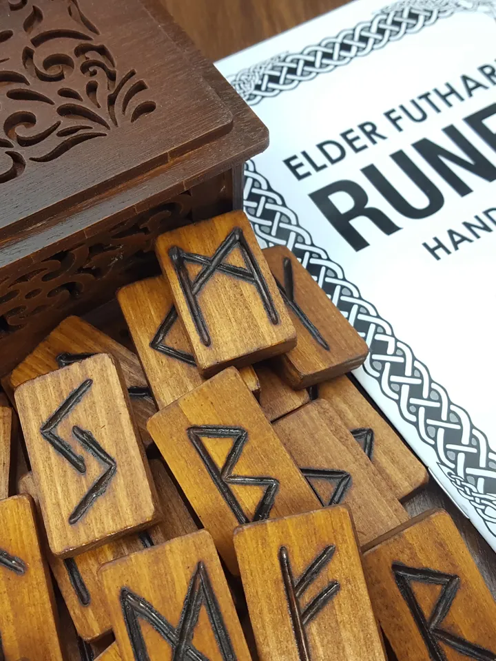 Foxy Runes set & Divination Guide, Rune Stones as Pagan Supplies: Wicca & Wiccan Runes Stones for Beginners, Altar Divination Tools - Norse Rune Set, Box and Book, Witchcraft Supplies and Witchy Gifts