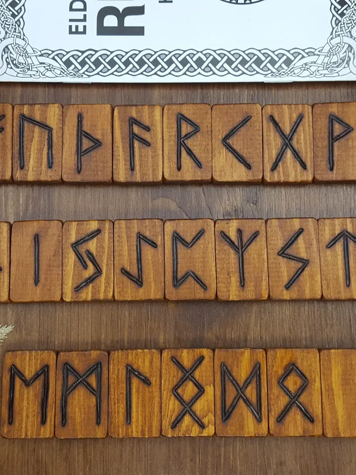 Foxy Runes set & Divination Guide, Rune Stones as Pagan Supplies: Wicca & Wiccan Runes Stones for Beginners, Altar Divination Tools - Norse Rune Set, Box and Book, Witchcraft Supplies and Witchy Gifts