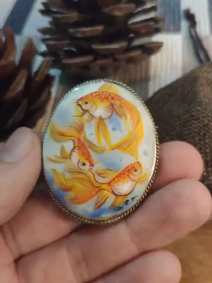 Handmade brooches for women with Lucky Goldfish: hand painted mother of pearl brooch with Guppy fish, elegant shell handmade Goldfıshes pin