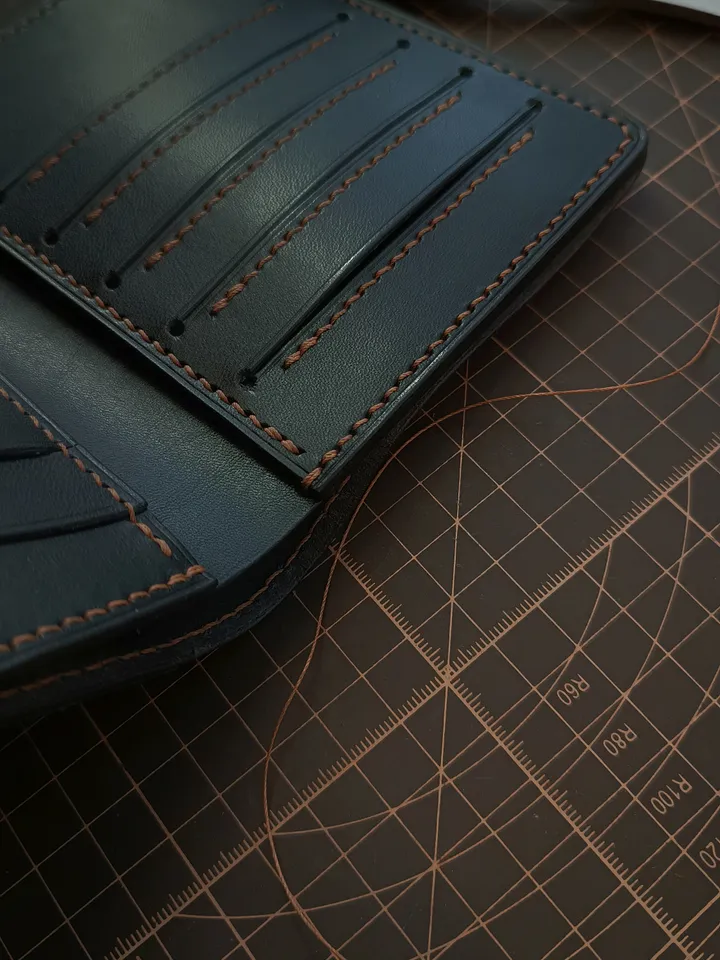 PDF Pattern - Wallet with sections for passports and documents. Download PDF PDF and Video Tutorial Punch pitch 5 mm.