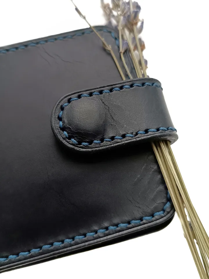 Pattern of a leather wallet with a money clip in PDF format with a step of 4 mm.